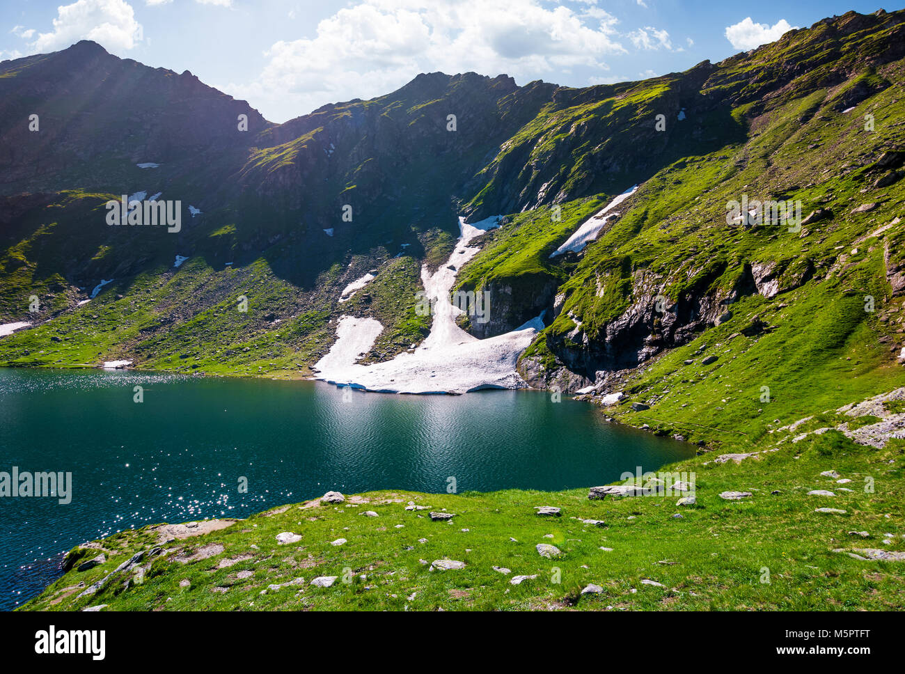 Lago Balea in montagna Fagaras su un luminoso giorno. incredibile paesaggio estivo di uno dei più visitati monumenti in Romania Foto Stock