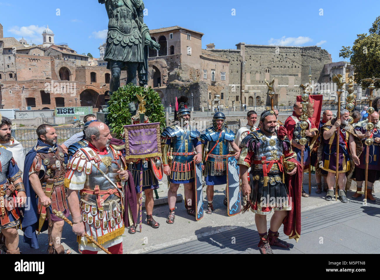 Roma, Italia - 23 Aprile 2017: la rappresentazione degli antichi romani nel giorno del compleanno di Roma, con centurioni, soldati, legioni, senatori, handmai Foto Stock