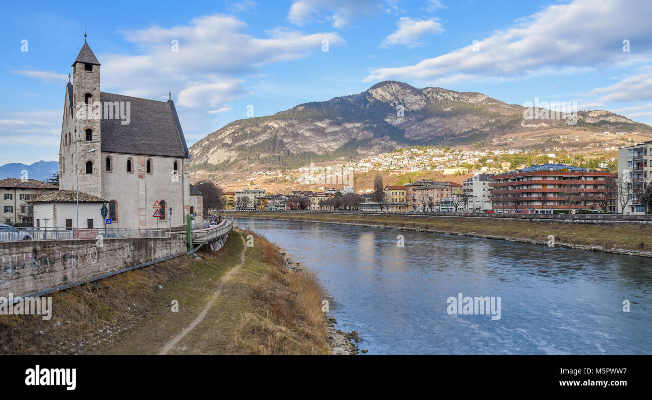 Chiesa S.Apollinare, Trento, Trentino Alto Adige, Italia. Romanico in origine, questa piccola chiesa sulla sponda destra dell'Adige ha un curioso inclinata Foto Stock
