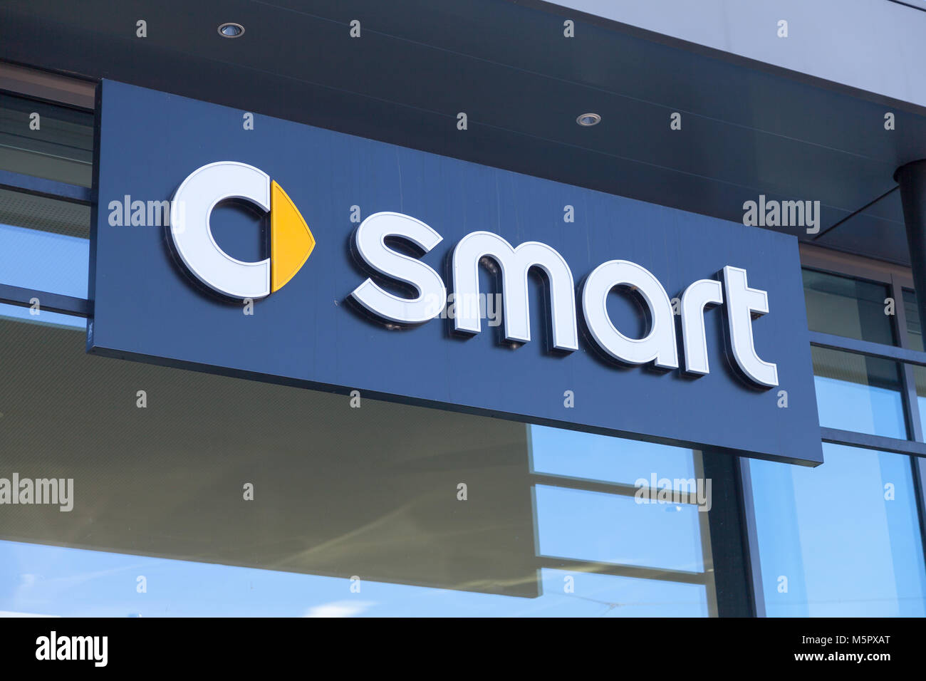 FUERTH / GERMANIA - Febbraio 25, 2018: smart logo su un rivenditore di auto edificio. Smart è un tedesco marca automobilistica e la divisione di Daimler AG, con sede in Bö Foto Stock