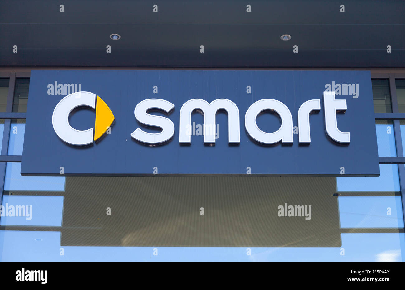 FUERTH / GERMANIA - Febbraio 25, 2018: smart logo su un rivenditore di auto edificio. Smart è un tedesco marca automobilistica e la divisione di Daimler AG, con sede in Bö Foto Stock