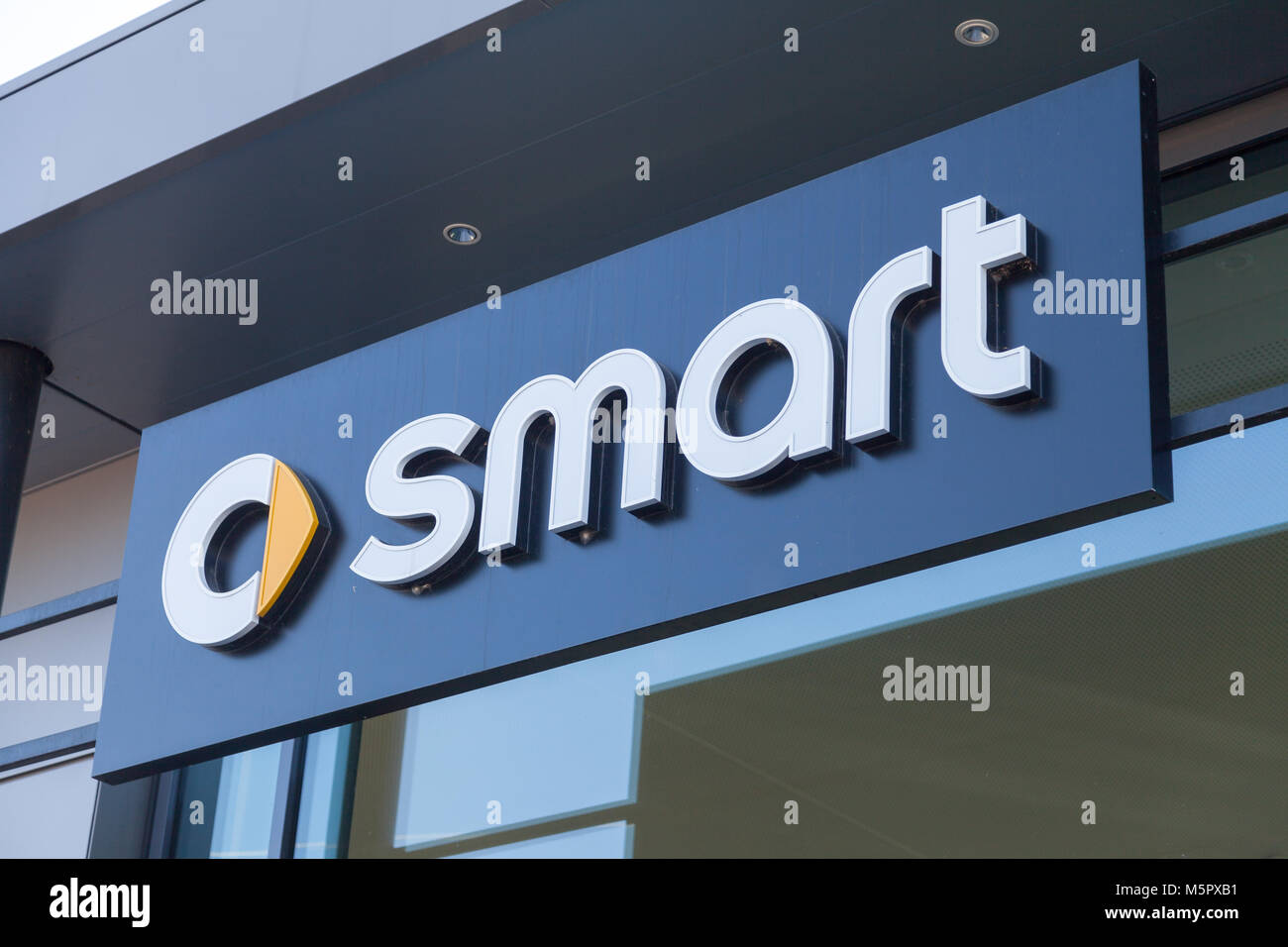 FUERTH / GERMANIA - Febbraio 25, 2018: smart logo su un rivenditore di auto edificio. Smart è un tedesco marca automobilistica e la divisione di Daimler AG, con sede in Bö Foto Stock