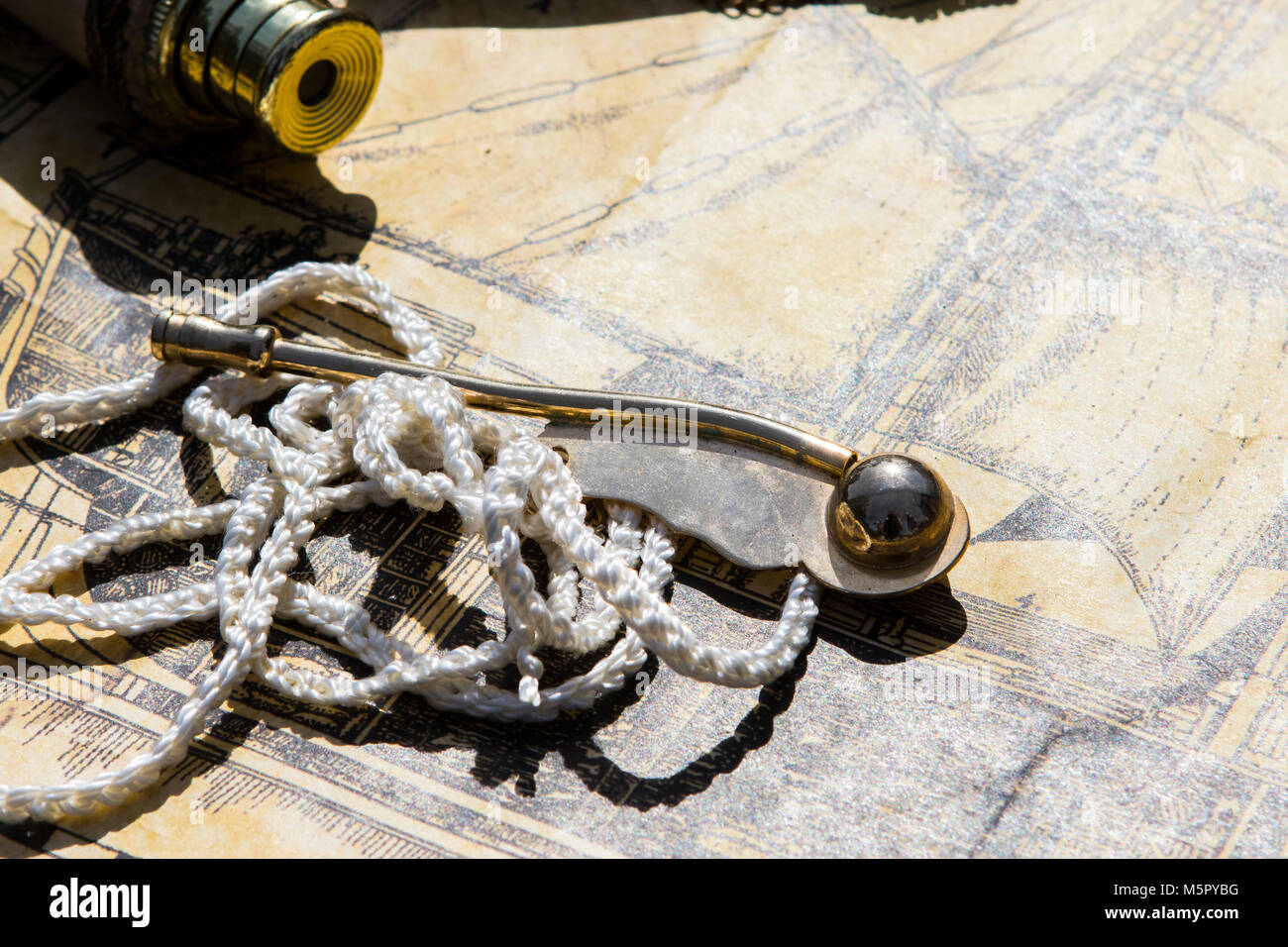 Un boatswain della chiamata di tubo o bosun il fischietto è un tubo o di un non-tipo di diaframma whistle utilizzati su navi militari da un boatswain Foto Stock