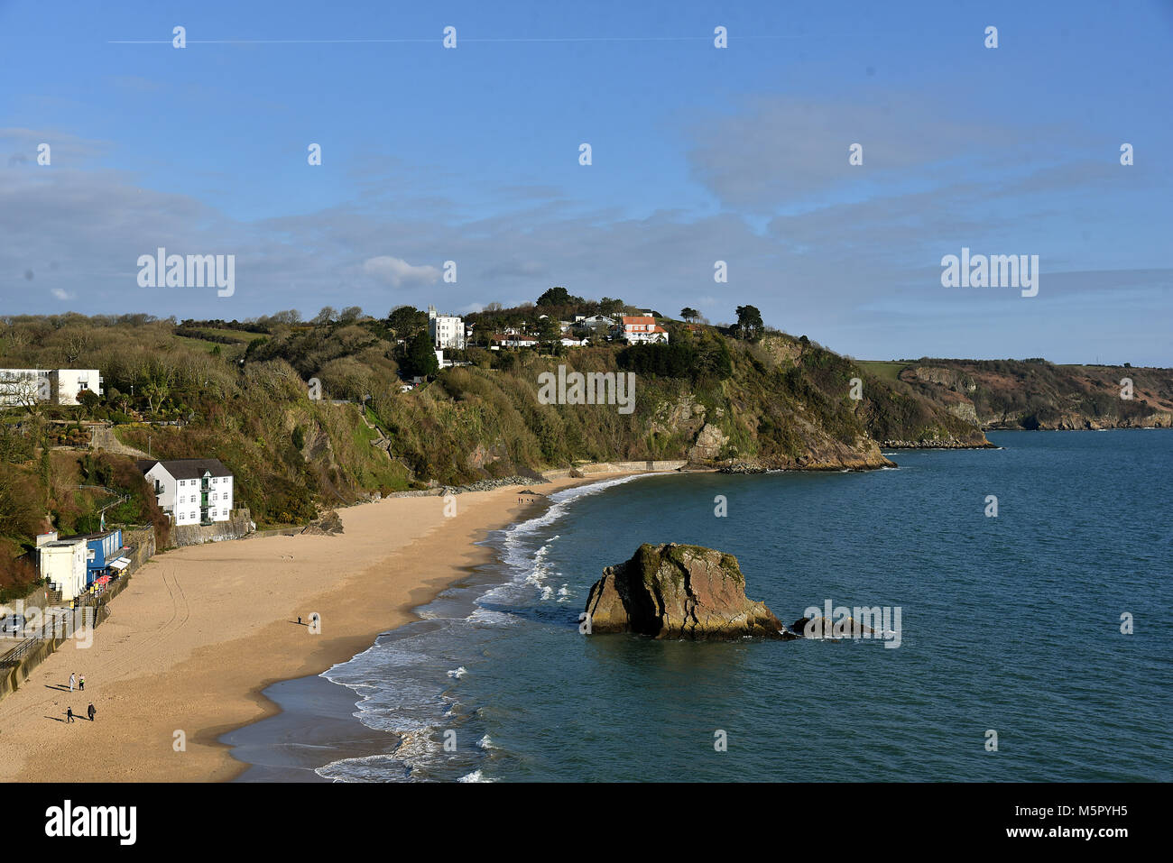 Tenby, South Pembrokeshire. Le immagini mostrano la spiaggia Nord e Porto. Tenby fu invasa dai Normanni. La spiaggia è stata insignita della bandiera blu. Foto Stock