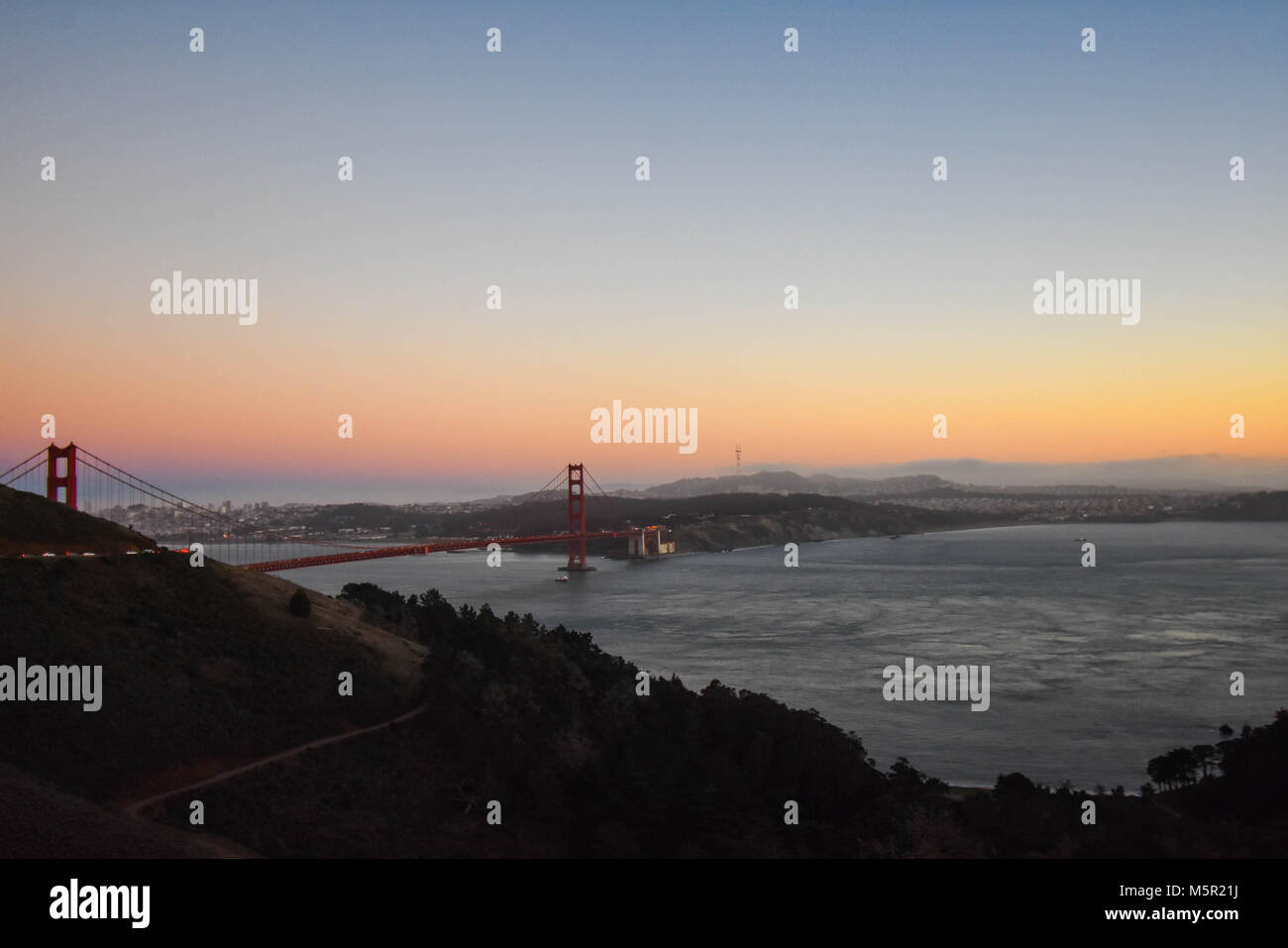 Una splendida Bay Area tramonto mette in evidenza la bellezza del Golden Gate e il San Francisco cityscape. Foto Stock