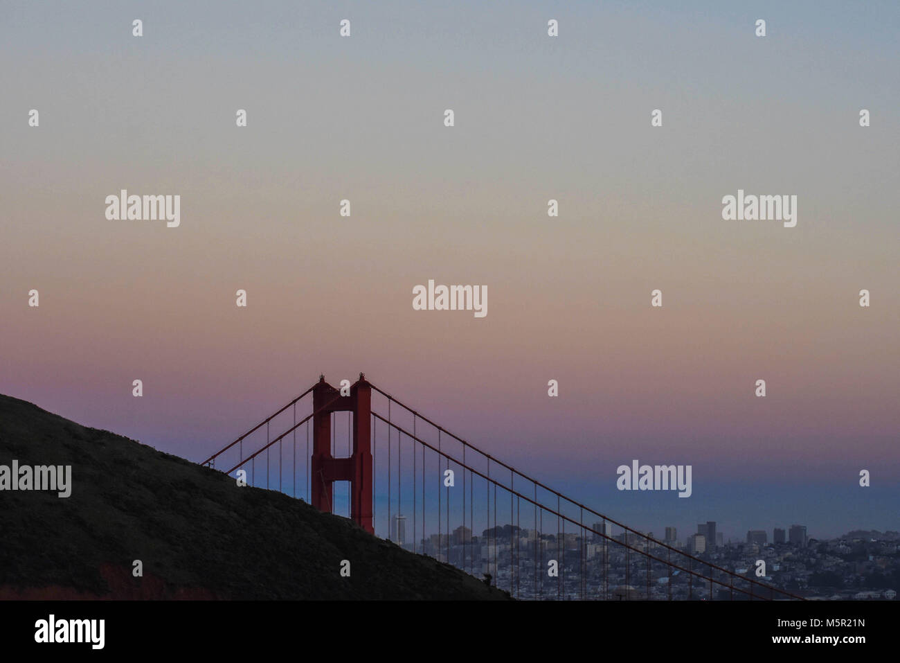 Una splendida Bay Area tramonto mette in evidenza la bellezza del Golden Gate e il San Francisco cityscape. Foto Stock