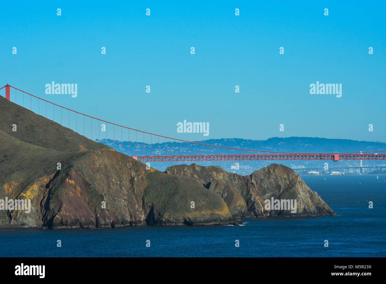 Una giornata di sole offre una visione chiara del Golden Gate Bridge e SF da Promontori Marin, una destinazione preferita per i turisti e la gente del posto. Foto Stock