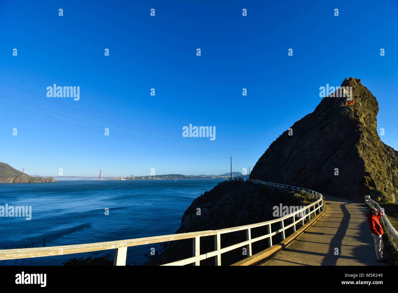 Una giornata di sole offre una visione chiara del Golden Gate Bridge e SF da Promontori Marin, una destinazione preferita per i turisti e la gente del posto. Foto Stock