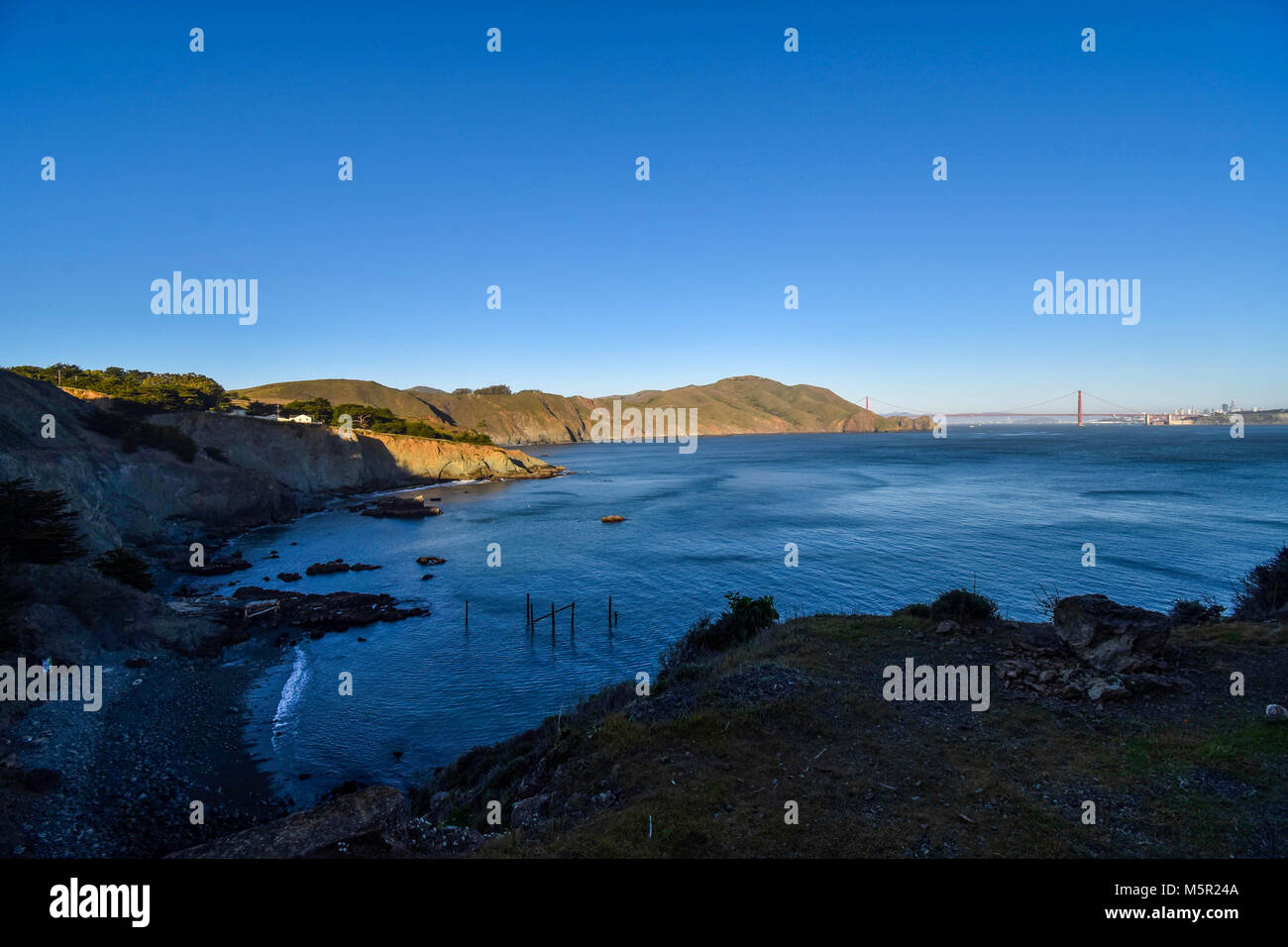 Una giornata di sole offre una visione chiara del Golden Gate Bridge e SF da Promontori Marin, una destinazione preferita per i turisti e la gente del posto. Foto Stock