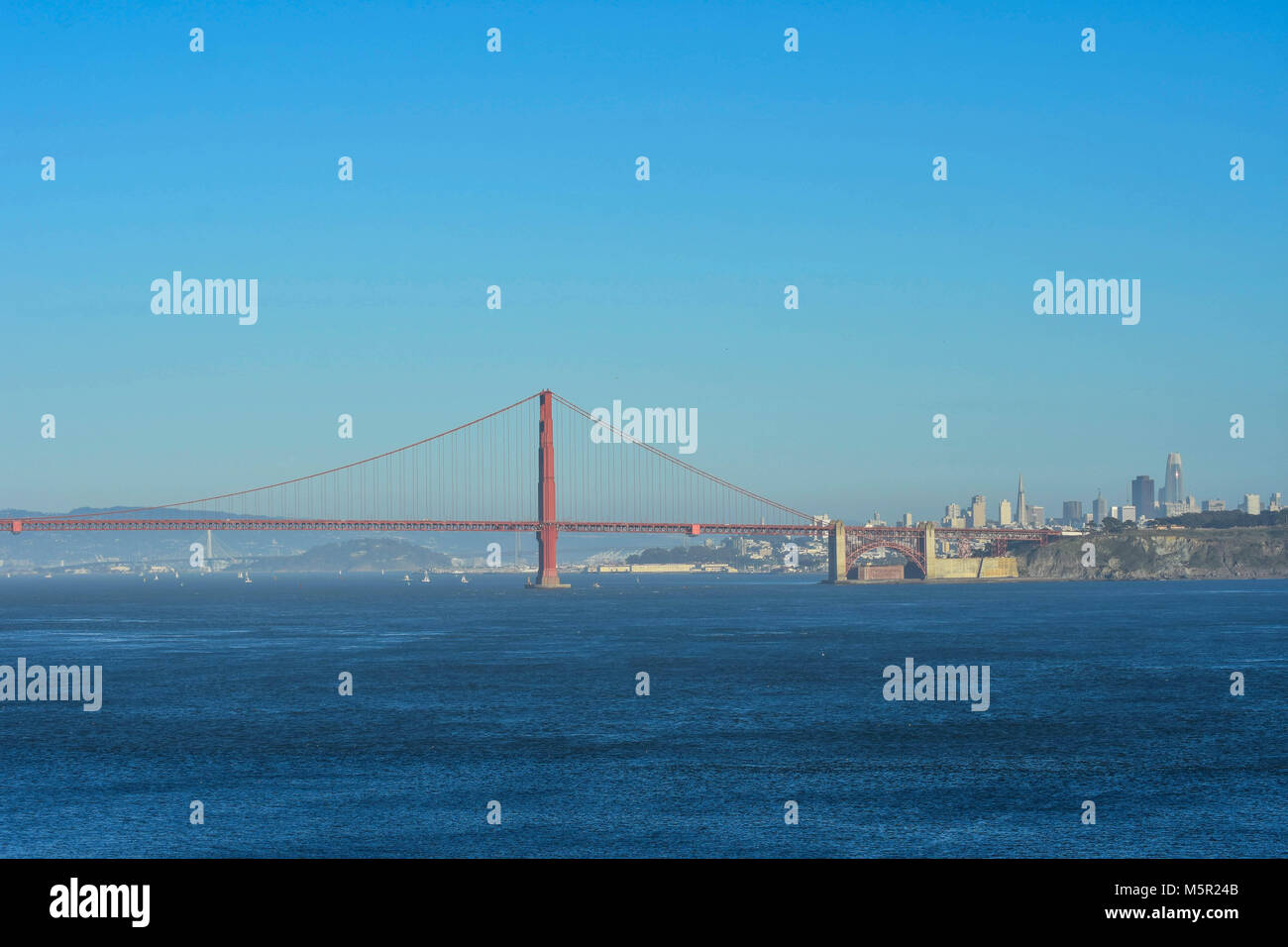 Una giornata di sole offre una visione chiara del Golden Gate Bridge e SF da Promontori Marin, una destinazione preferita per i turisti e la gente del posto. Foto Stock