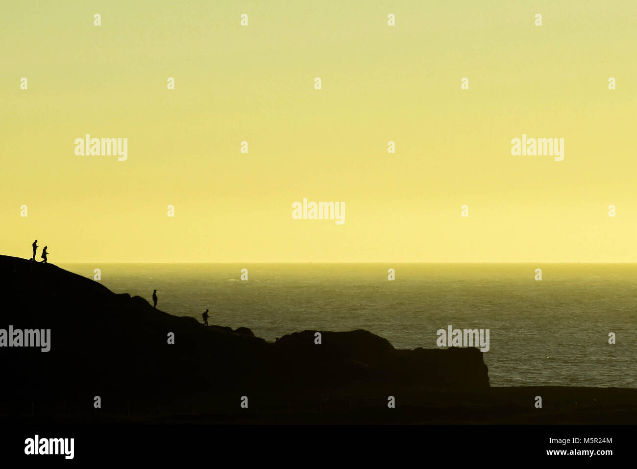 Il tramonto sulle Marin Headlands proietta un bagliore arancione all'orizzonte. Foto Stock