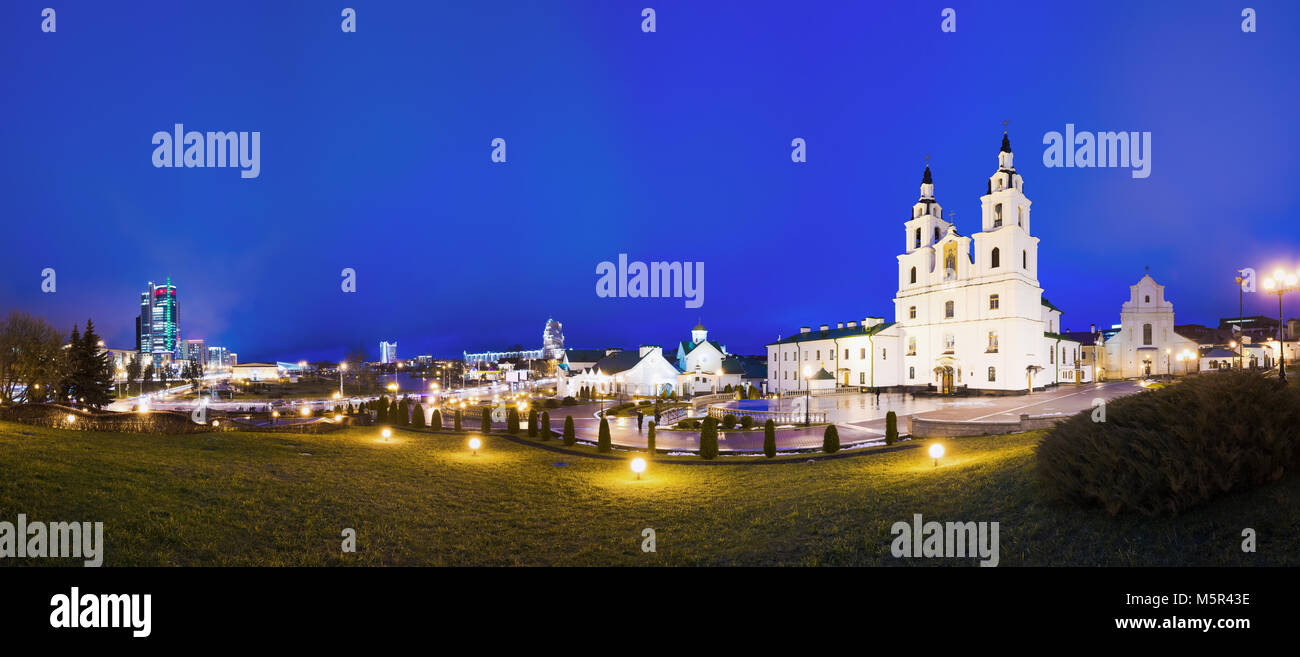 Minsk, Bielorussia. Panorama notturno illuminato della Cattedrale di Santo Spirito a Minsk. Famoso e la principale chiesa ortodossa della Bielorussia a sera. Famoso Landmar Foto Stock