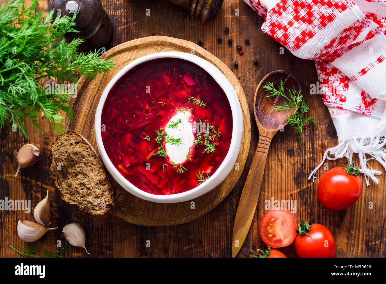 Borscht con panna acida - tradizionali ucraini e russi zuppa di barbabietole. Stile rustico. Tabella vista superiore Foto Stock