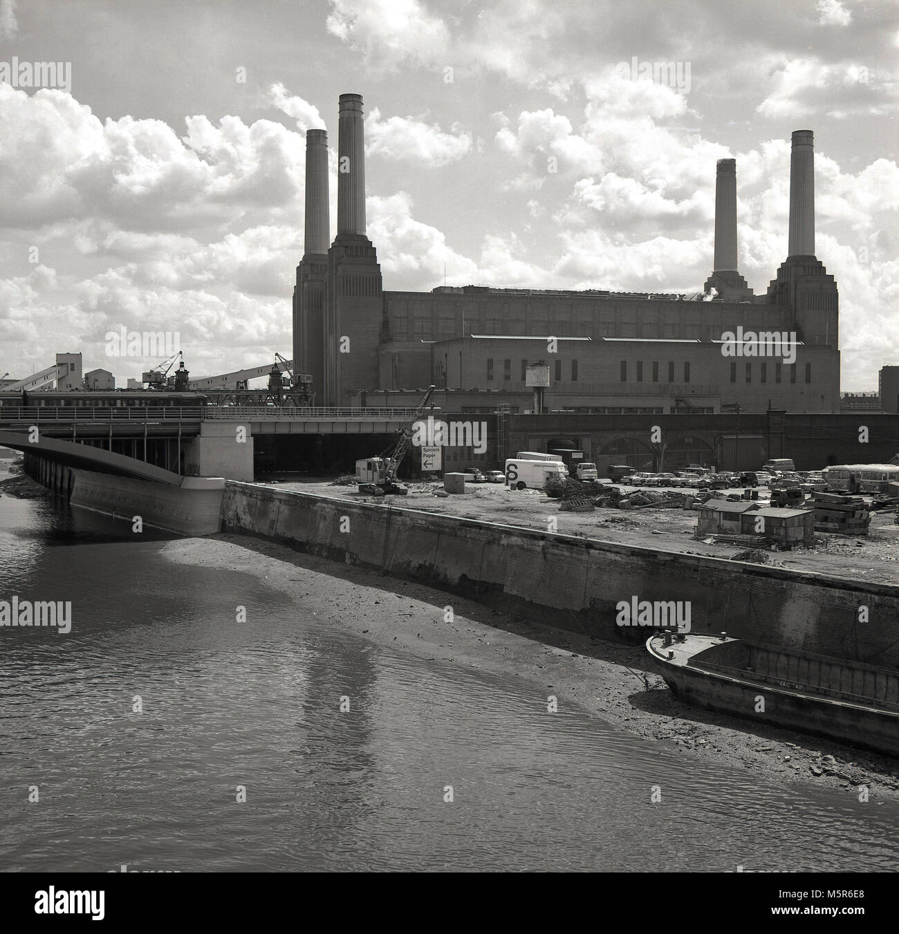 1956, vista storica della mitica quattro camino edificio, Battersea Power Station a Nine Elms, Battersea, Wandsworth sulla riva sud del Tamigi, Londra, Inghilterra, Regno Unito. Uno del mondo più grandi edifici in mattoni, è stato un lavoro di centrali elettriche a carbone che generano elettricità fino al 1983. Foto Stock