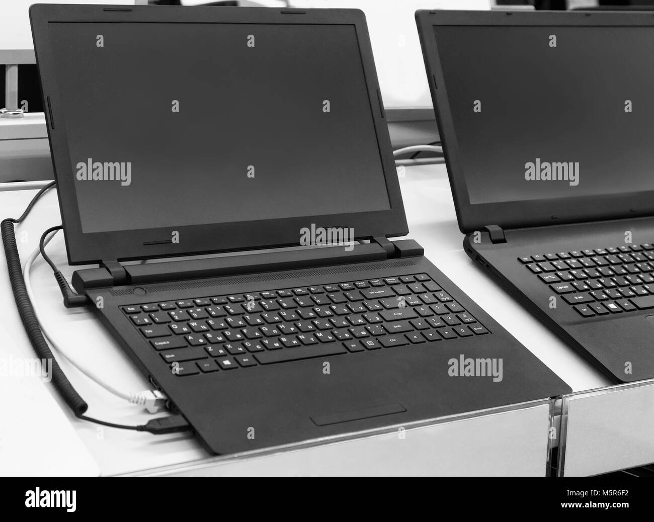 Nella vetrina del negozio presentati per la vendita di un laptop moderno. Foto Stock