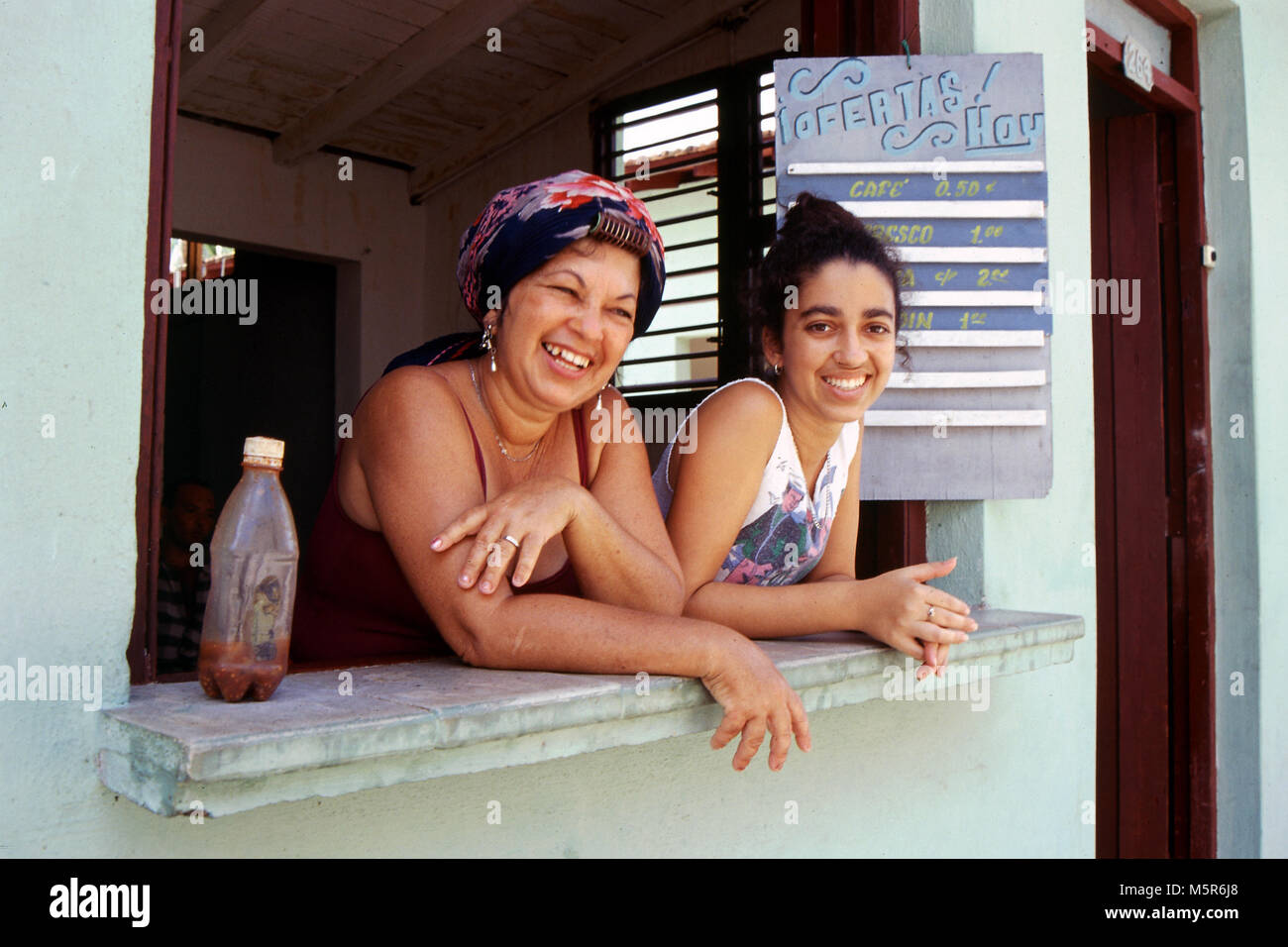 Un giovane e una donna più anziana, coffee shop proprietari sorridente, Havana, Cuba Foto Stock