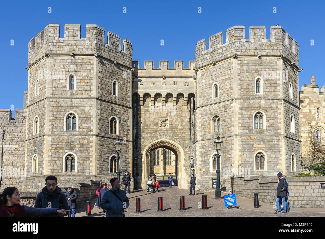 Una vista del Castello di Windsor su w giornata invernale e con un cielo blu chiaro. Foto Stock