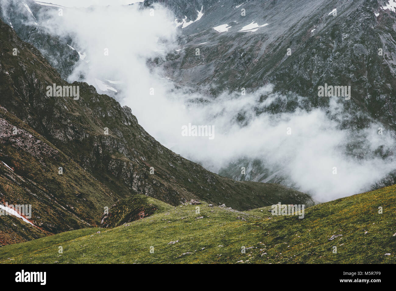 Le montagne e le nuvole paesaggio viaggio estivo natura selvaggia vista panoramica Foto Stock