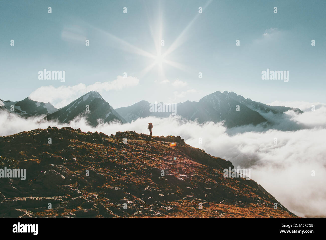 Paesaggio di montagna lo stile di vita di viaggio adventure concept traveler in piedi da solo le vacanze estive all'aperto giorno di sole Foto Stock