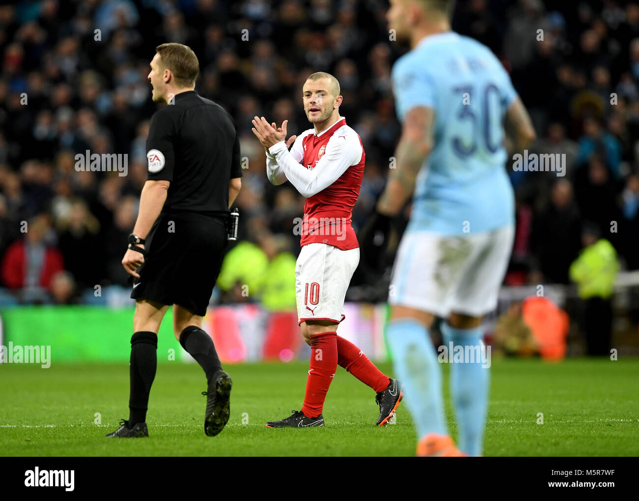 L'Arsenal's Jack Wilshere applaude l'arbitro Craig Pawson dopo una decisione durante la finale della Carabao Cup al Wembley Stadium di Londra. PREMERE ASSOCIAZIONE foto. Data immagine: Domenica 25 febbraio 2018. Guarda la storia della PA DI CALCIO finale. Il credito fotografico dovrebbe essere: Joe Giddens/PA Wire. RESTRIZIONI: Nessun utilizzo con audio, video, dati, elenchi di apparecchi, logo di club/campionato o servizi "live" non autorizzati. L'uso in-match online è limitato a 75 immagini, senza emulazione video. Nessun utilizzo nelle scommesse, nei giochi o nelle pubblicazioni di singoli club/campionati/giocatori. Foto Stock