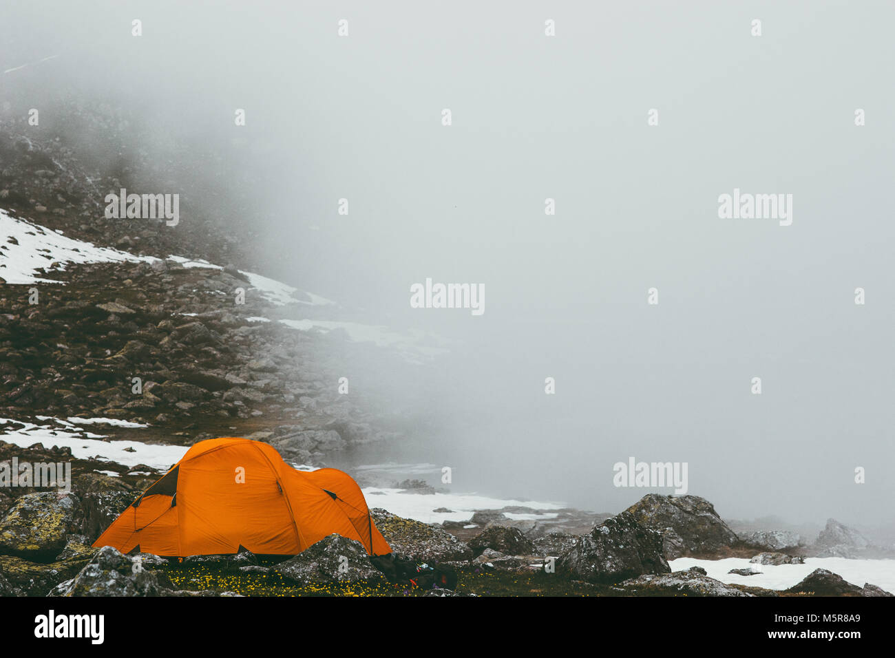 Tenda da campeggio nelle nebbiose Montagne Paesaggio stile di vita viaggio avventura concetto vacanze outdoor gear attrezzatura Foto Stock