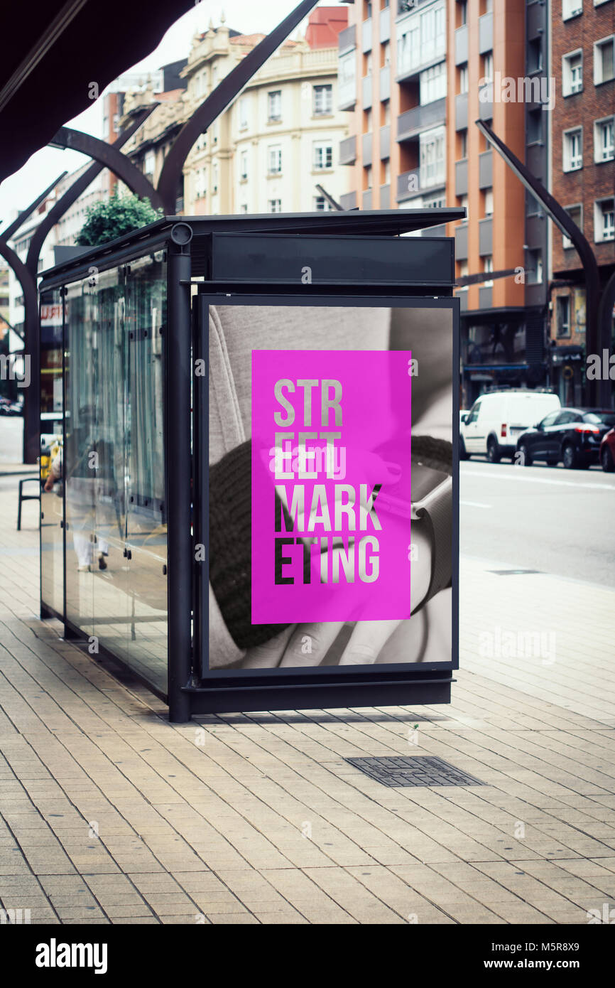 Street marketing affissioni sulla stazione degli autobus Foto Stock