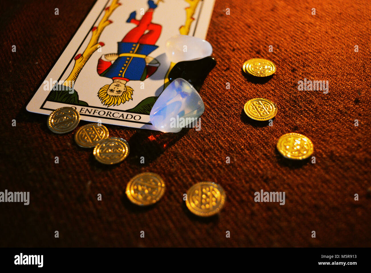 L'Impiccato card con cristalli e oro tarocchi Foto Stock