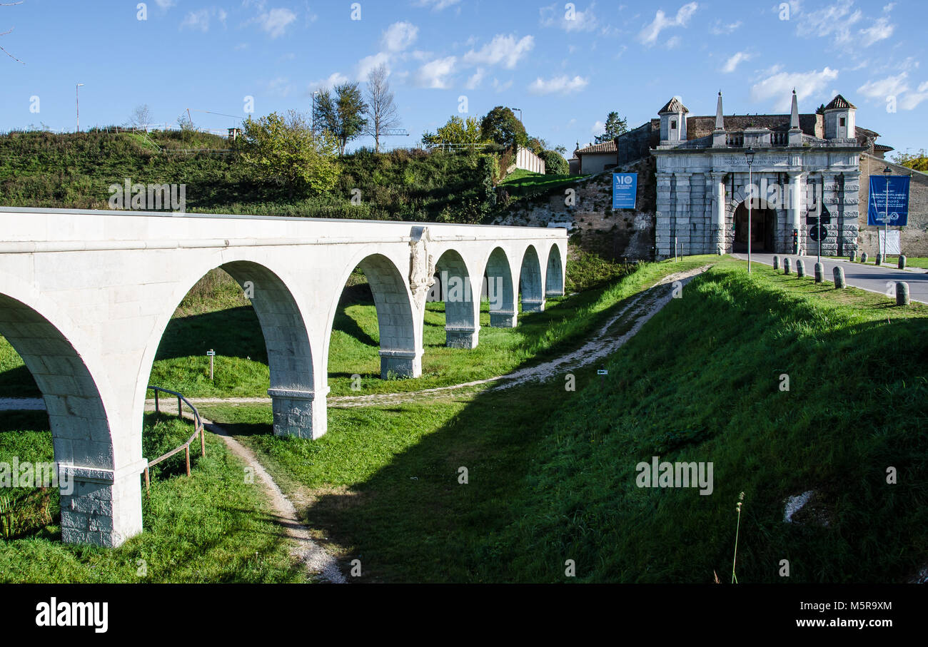 Palmanova è stato costruito seguendo gli ideali di un'utopia. Si tratta di una città concentrica con la forma di una stella, con tre nove facciate le circonvallazioni. Foto Stock