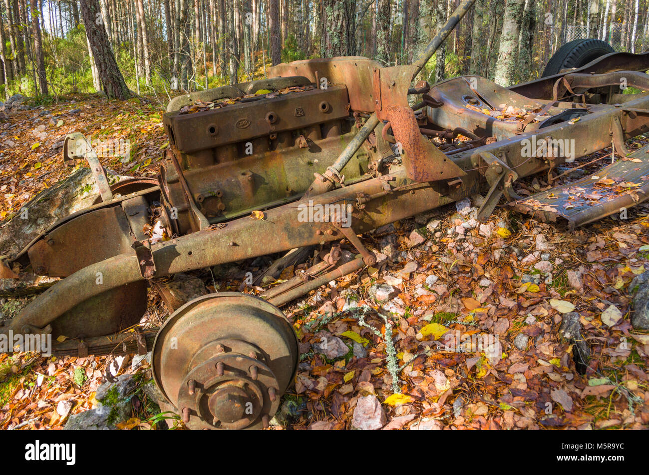 Rusty resti del distrutto wrack di vecchie Opel halftruck car utilizzata in ora abbandonata miniera feldspat. Evje, Norvegia centrale. Foto Stock
