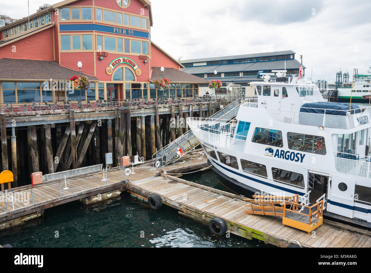 Seattle Washington Waterfront Pier 55 Argosy Cruise Boat Foto Stock