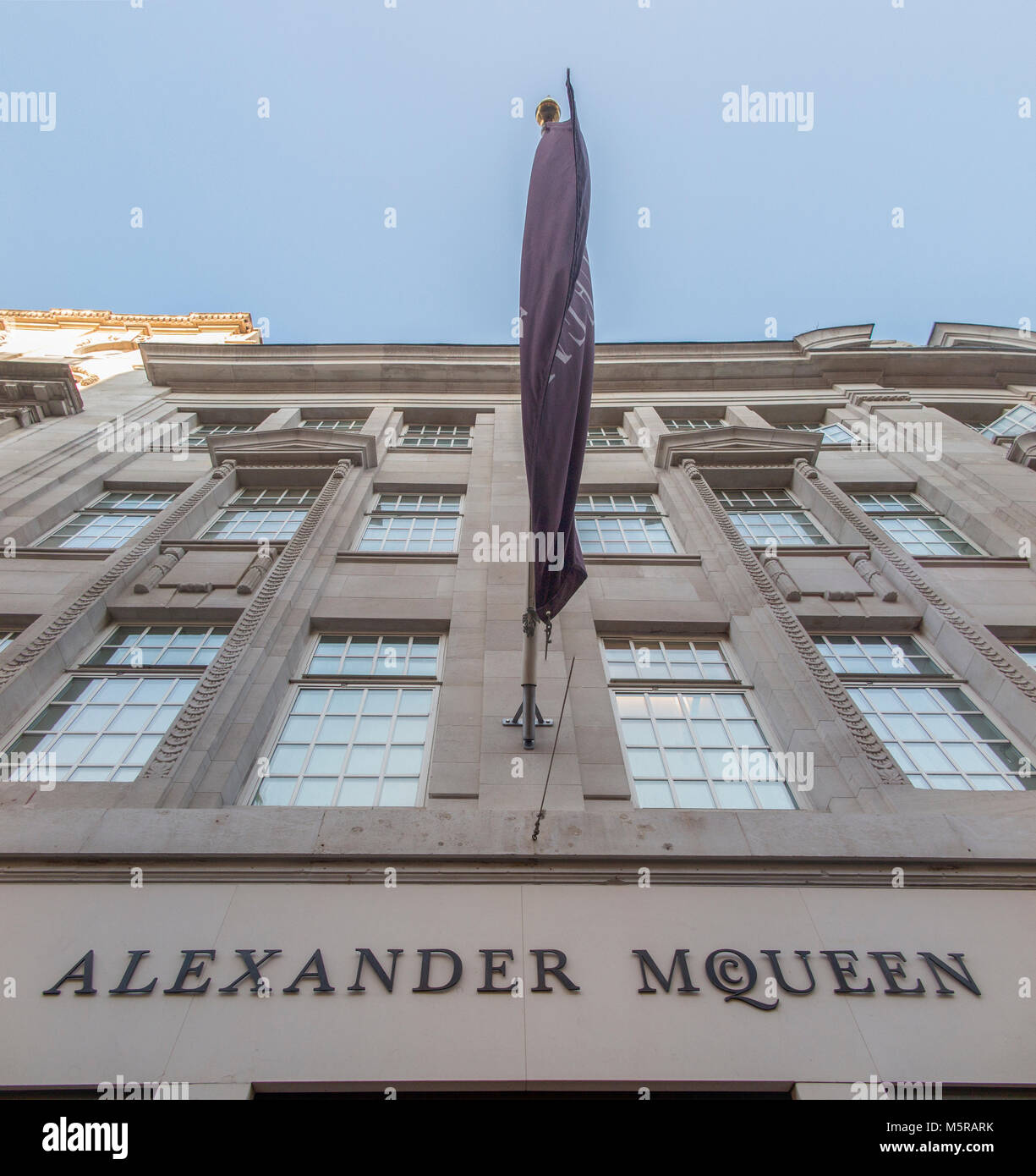 Alexander McQueen designer negozio di abbigliamento in Bond Street Foto Stock
