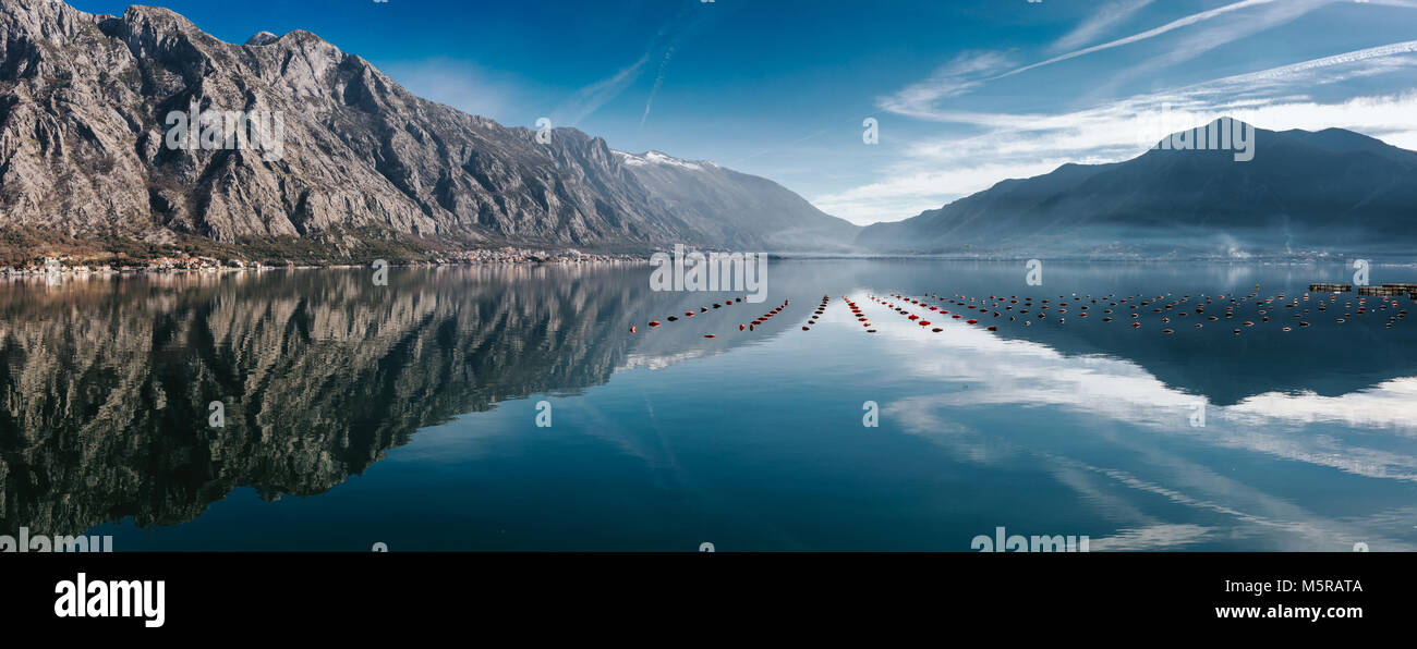 Foto paesaggio di montagne riflesso nell'acqua di mare. La Baia di Kotor paesaggio, Montenegro Foto Stock