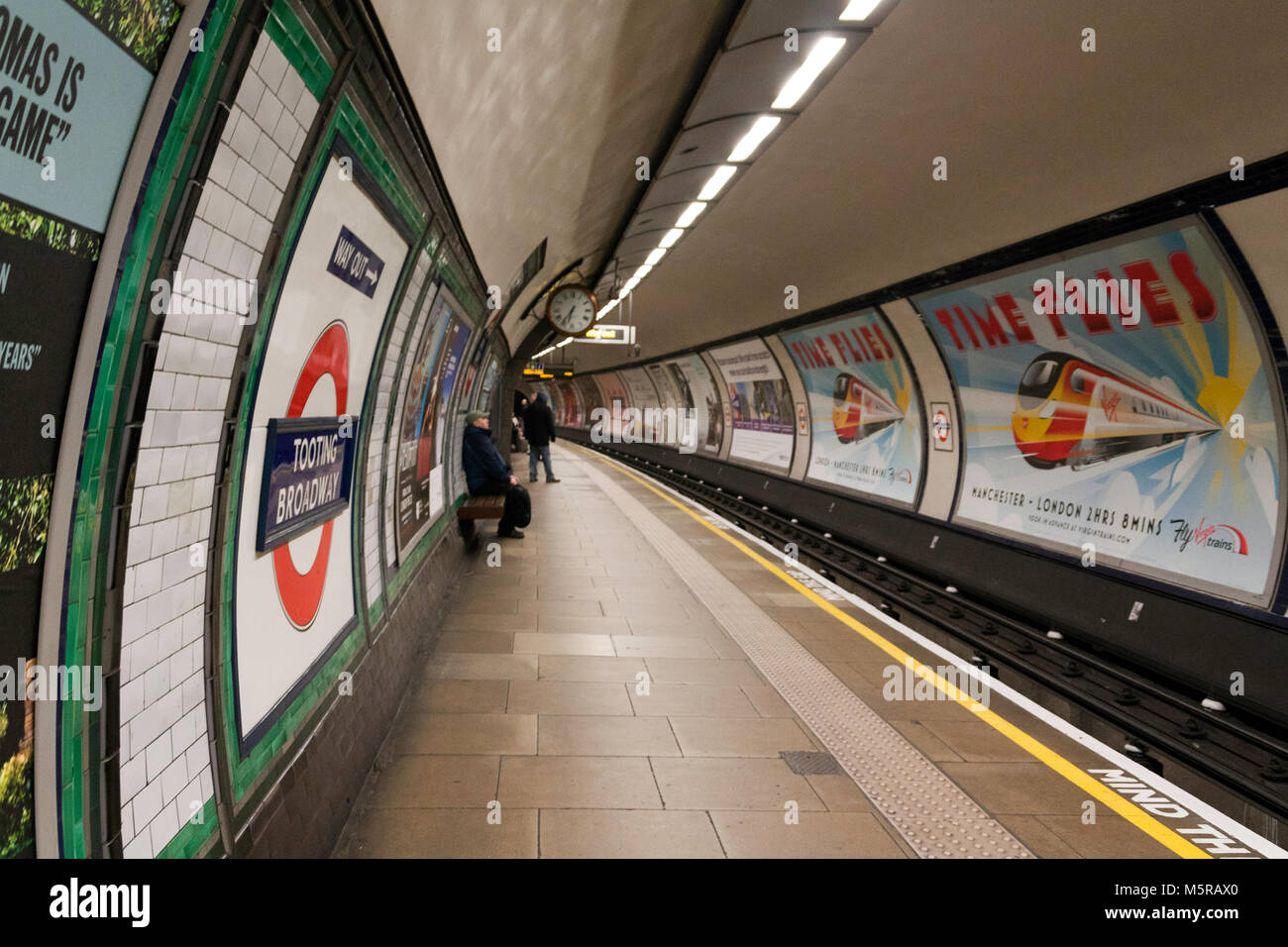 Fotografia a colori della Tooting Broadway Stazione della Metropolitana. Londra, Inghilterra, Regno Unito. Credito: Londra Snapper Foto Stock