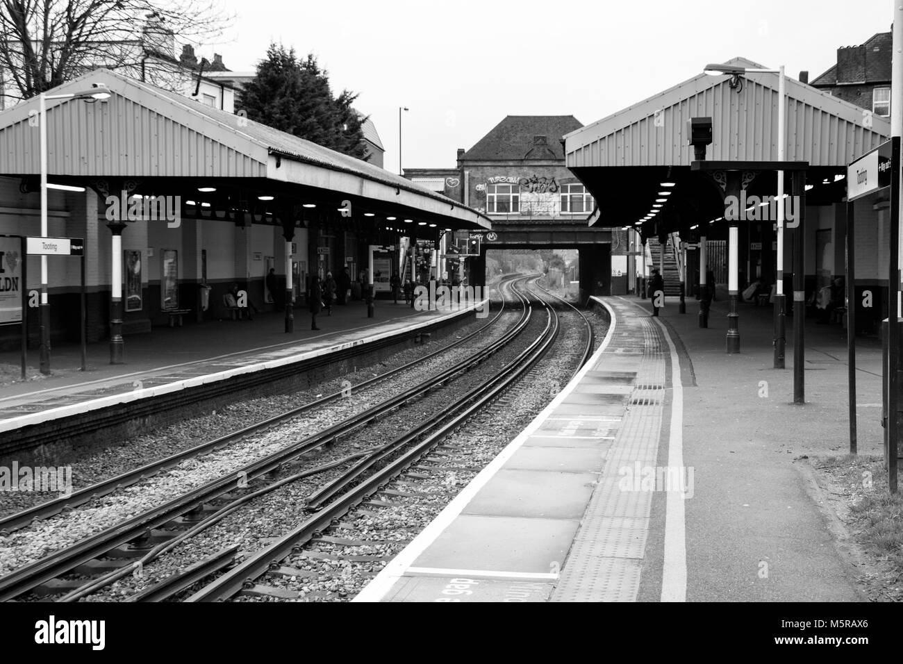 Bianco & Nero Fotografia di Tooting Stazione, Londra, Inghilterra, Regno Unito. Credito: Londra Snapper Foto Stock