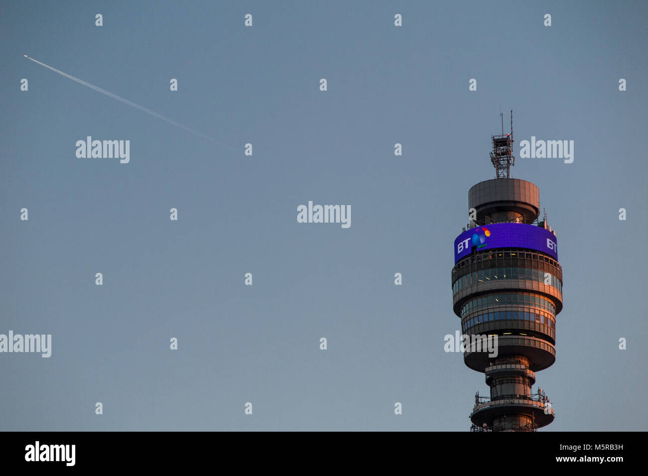 Sentiero di vapore da un piano dalla parte superiore del BT Tower al tramonto Foto Stock