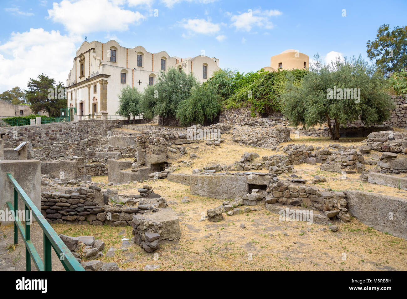 I ruderi di antiche capanne e la chiesa dell Immacolata a Lipari, Isole Eolie, Italia Foto Stock