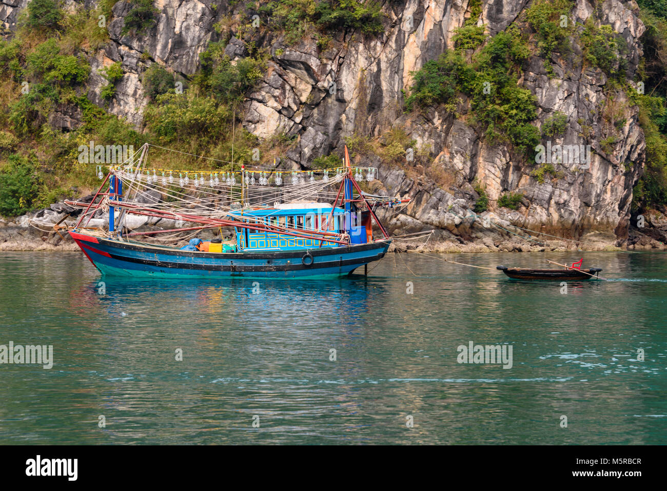 Calamari tradizionale barca da pesca con luci luminose presso la cua Van  villaggio galleggiante di Halong Bay, Vietnam Foto stock - Alamy
