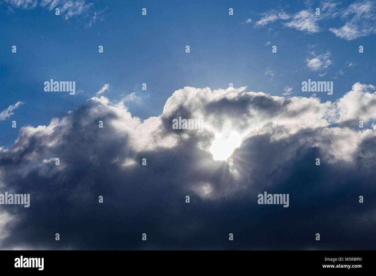 Sensazione di ecologia e ambiente pulito dalle nuvole bianche sul cielo blu sullo sfondo Foto Stock