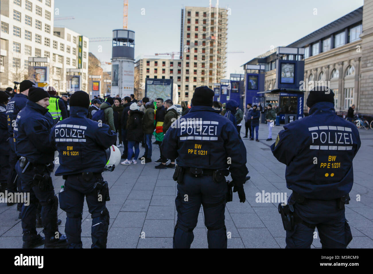 Mannheim, Germania. Il 25 febbraio, 2018. Funzionario di polizia guarda la protesta curda. Turchi e curdi manifestanti di fronte gli uni degli altri in occasione delle proteste nel centro della città di Mannheim. Il bagno turco manifestanti hanno sostenuto l'attacco da parte dell'esercito turco sulla città siriana di Afrin, il quale è controllato dal popolare curda Unità di Protezione (YPG). Il contatore curda manifestanti hanno chiesto lo stato turco i terroristi per l'attacco. Credito: Michael Debets/Pacific Press/Alamy Live News Foto Stock