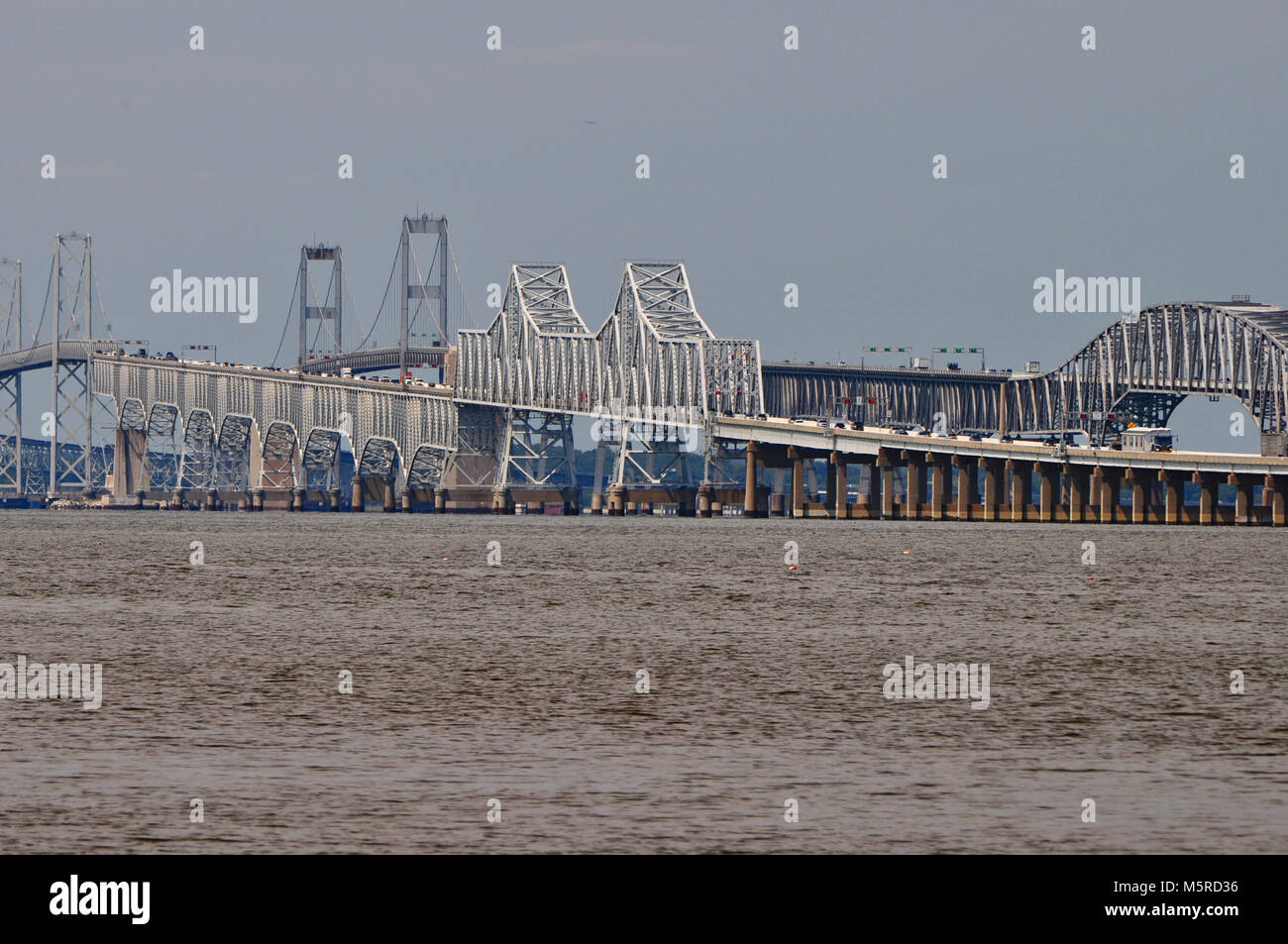 Oriente e Occidente legata tratte di Chesapeake Bay Bridge che collega la sponda orientale del Maryland Foto Stock