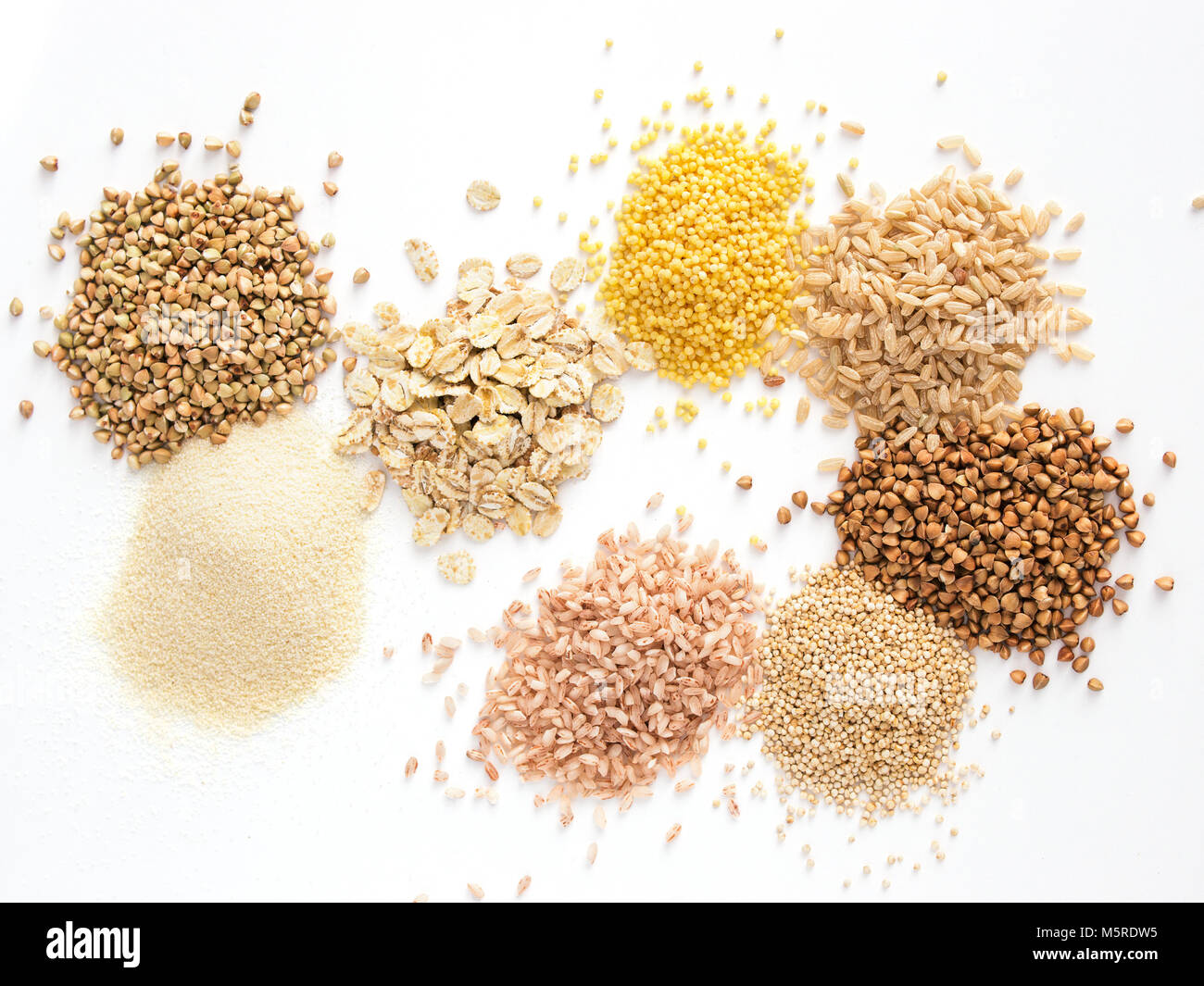 Impostare heap di vari cereali e cereali - materie verde Grano saraceno, semola, fiocchi di avena, miglio, riso, grano saraceno o kasha,la quinoa, e il riso rosso.Isolat Foto Stock
