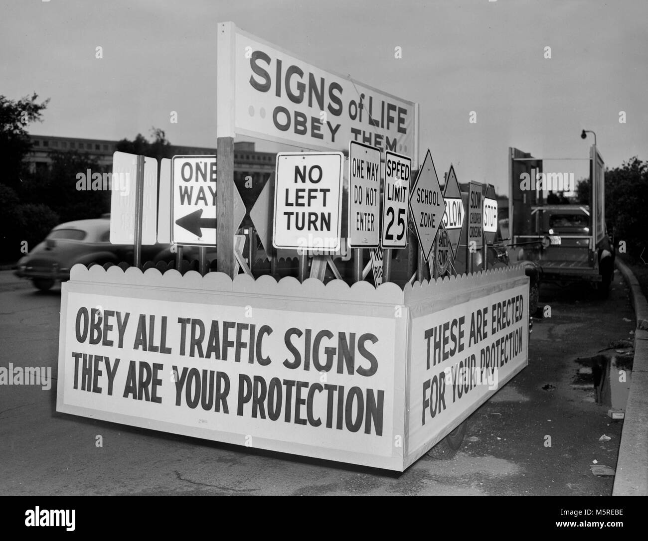 I segnali stradali sono parte della laminazione sulla promozione della sicurezza in Chicago, ca. 1958. Foto Stock