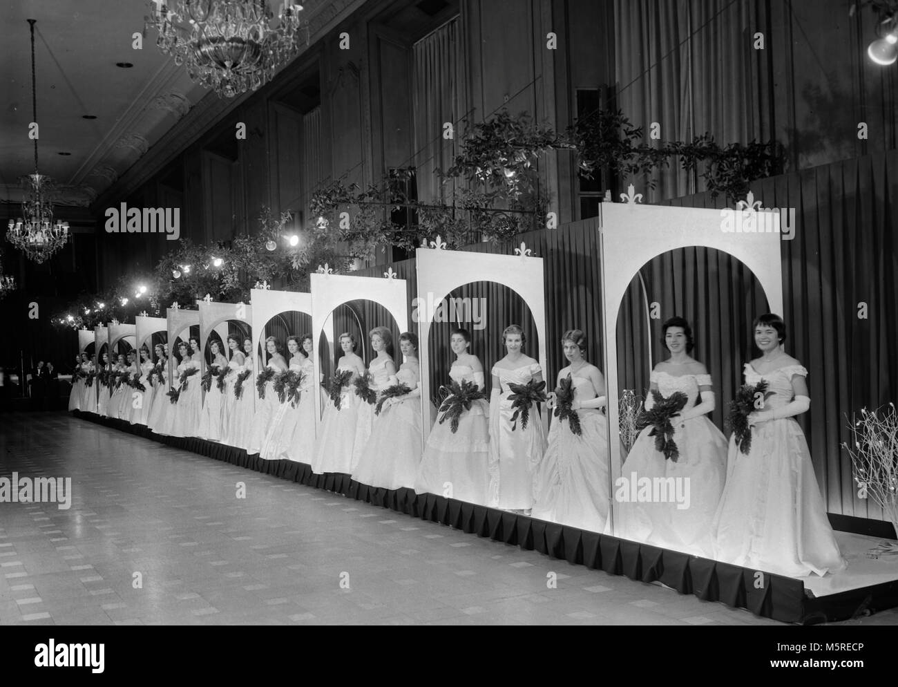 Venti otto ragazze di Sanfrediano presentato in una fila a cotillion, ca. 1959. Foto Stock