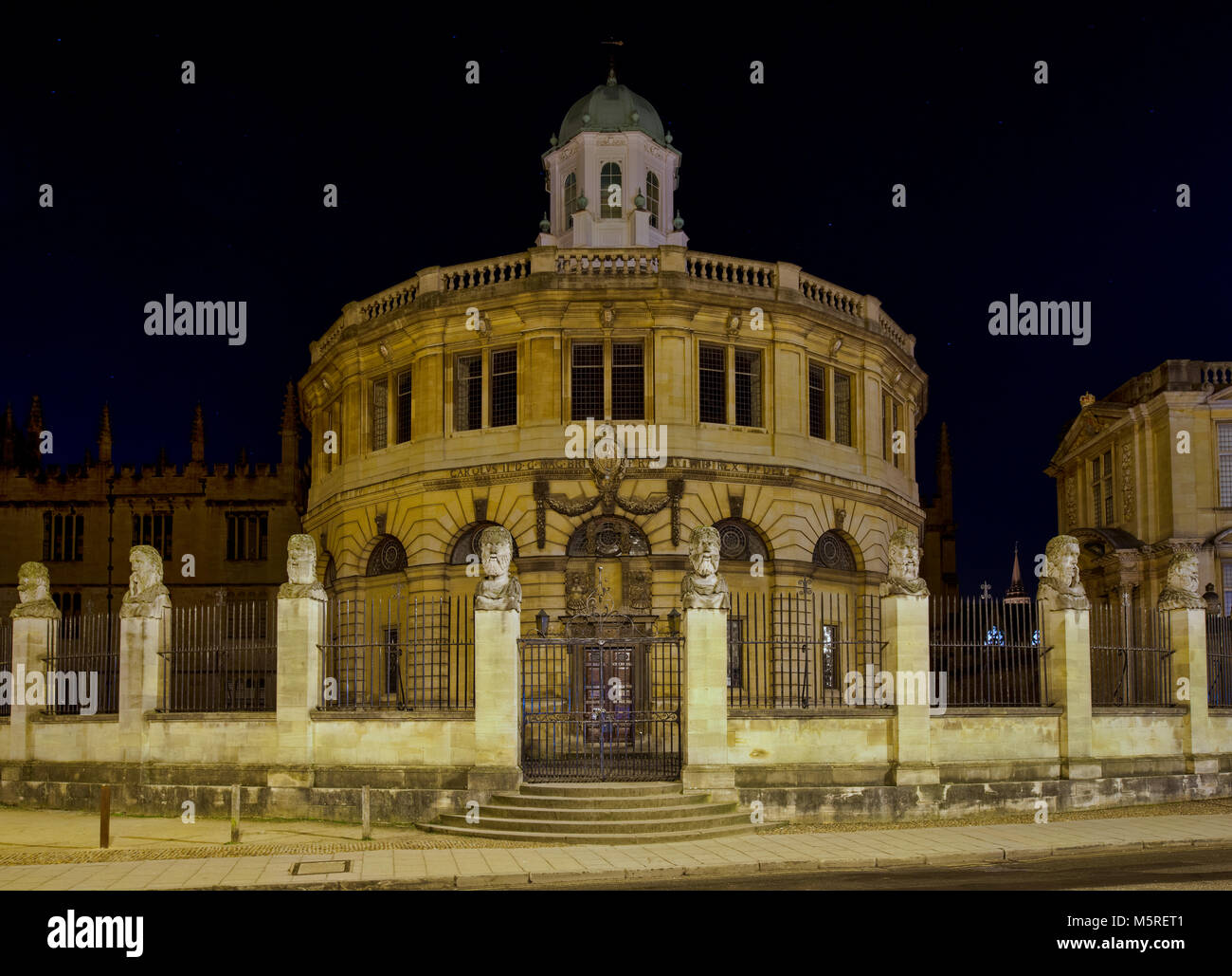 Sheldonian Theatre da Broad Street di notte. Oxford, Oxfordshire, Inghilterra Foto Stock
