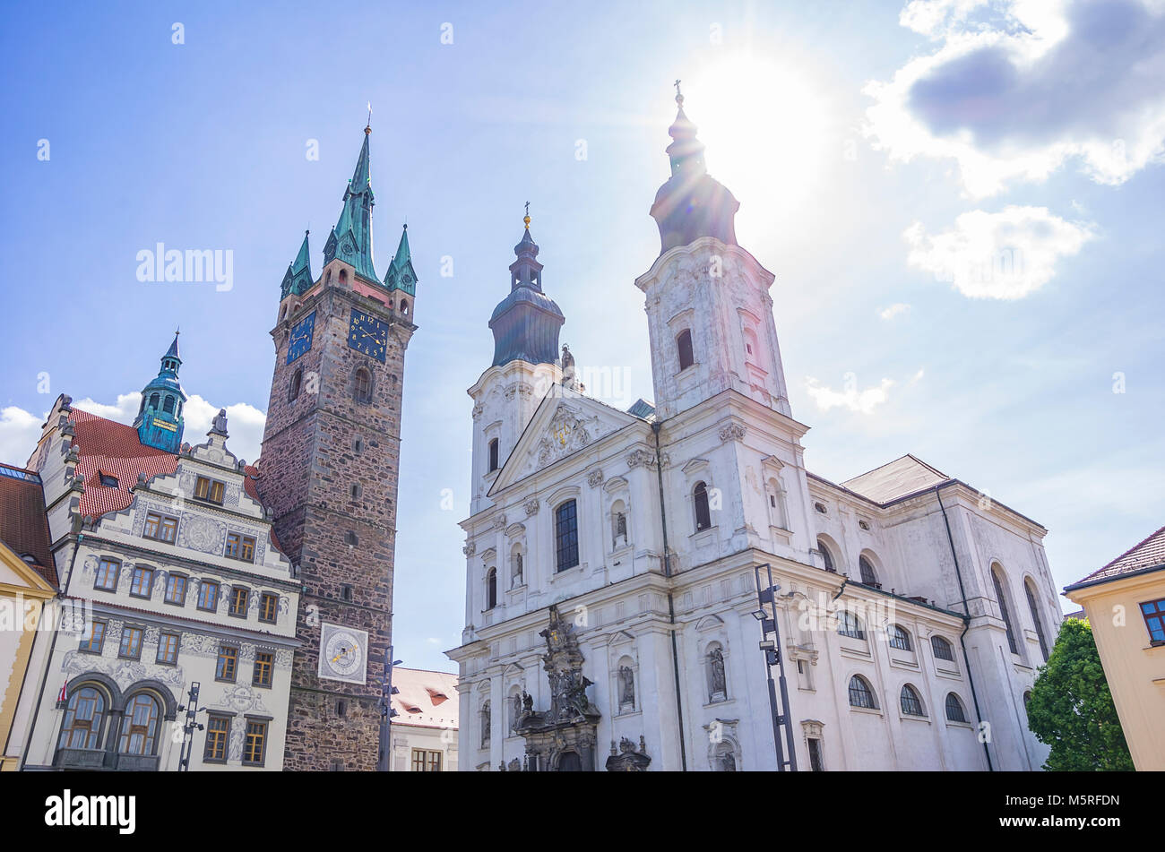 Klatovy, Repubblica Ceca - Vecchio Municipio, Torre Nera e la Chiesa Gesuita dell Immacolata Concezione della Vergine Maria e di San Ignazio a Traino centrale Foto Stock