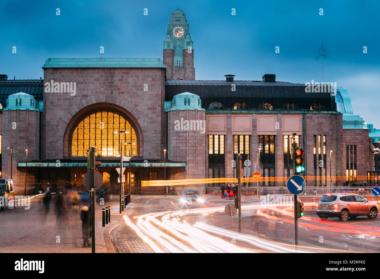 Helsinki, Finlandia - 7 Dicembre 2016: il traffico notturno in Postgatan Street vicino a Helsinki la Stazione Ferroviaria Centrale In serata o l'illuminazione notturna. Statio Foto Stock