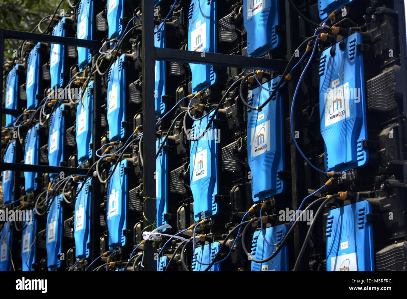 Il retro dei pannelli LED del grande schermo per la radiodiffusione di dimostrazione Foto Stock
