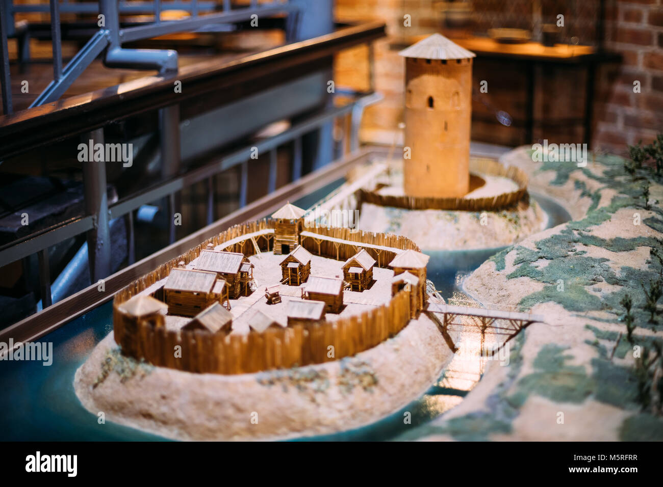 Kamyenyets, regione di Brest, Bielorussia. Modello della medioevale città di legno e Torre di Kamyenyets In museo all interno di questa torre. Foto Stock