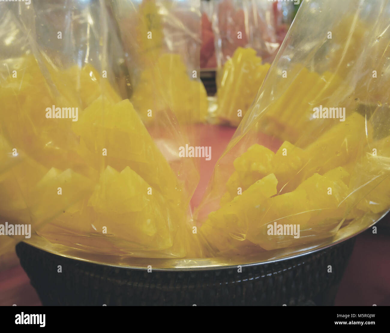 Preparate il dolce di ananas maturo in sacchetti di plastica sulla vendita Foto Stock