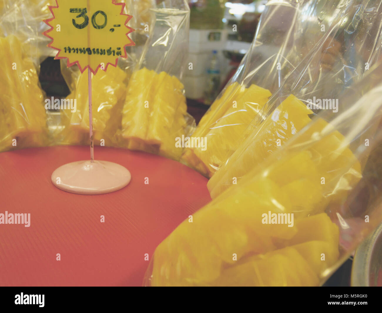 Preparate il dolce di ananas maturo in sacchetti di plastica sulla vendita Foto Stock